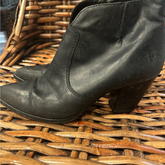 FRYE Womens Jennifer Bootie
Leather Pointed Toe Ankle Zip
Boots Black Sz 6.5 - Picture 4 of 15